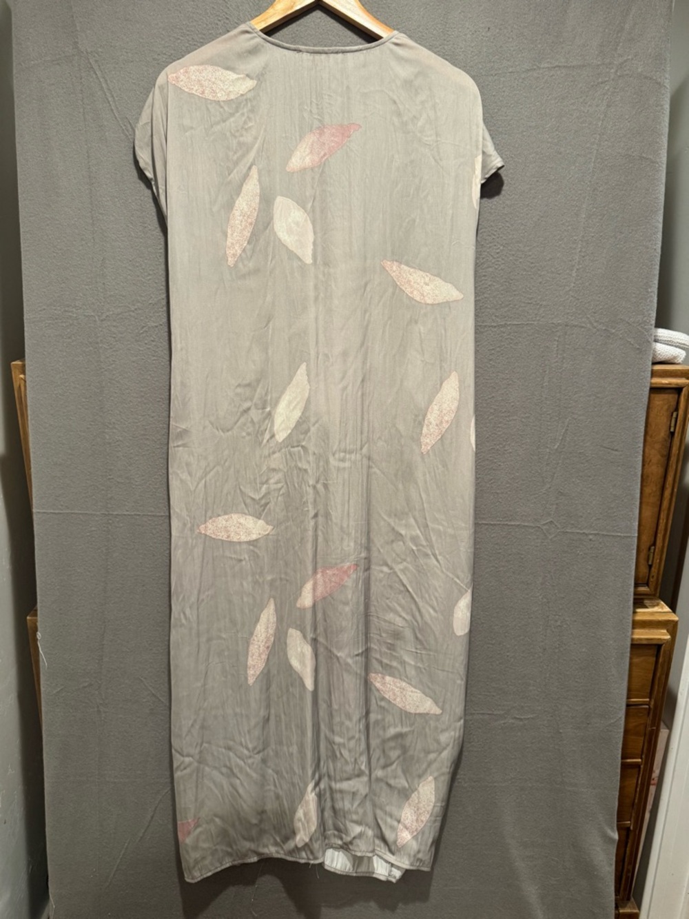 Light Gray Maxi Dress Kaftan with Subtle Pink Leaf Print - Picture 4 of 4